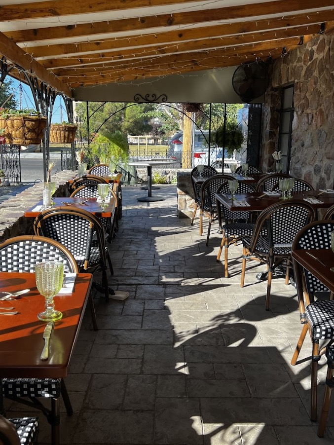 Outdoor Seating at Willow and Blaine